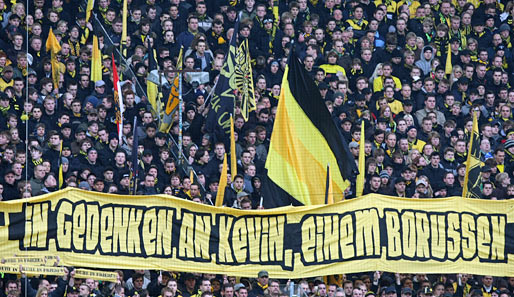 Borussia Dortmund - Bayer Leverkusen 1:1: Trauer beim BVB - die Dortmund-Fans gedachten vor der Partie dem am Mittwoch beim Pokalspiel ums Leben gekommenen BVB-Anhänger
