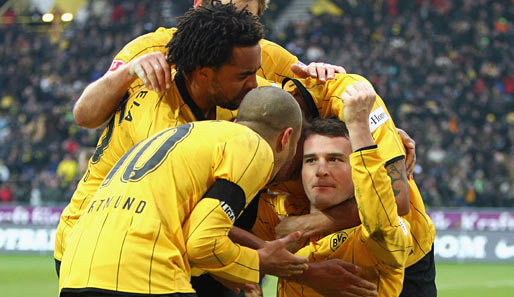 Borussia Dortmund - Bayer Leverkusen: Jubel in Schwarz-Gelb! Alex Frei freut sich mit seinen Kollegen über das 1:0 gegen Leverkusen