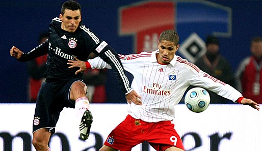 Hamburger SV - Bayern München 1:0: Paolo Guerrero (rechts) gab den Olic-Ersatz. Der Ex-Bayer konnte sich aber nur selten gegen Bayerns-Abwehrchef Lucio durchsetzen