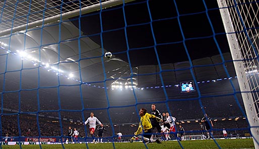 Hamburger SV - Bayern München 1:0: Das entscheidende Tor - Mladen Petric köpft den Ball nach einer zu kurzen Abwehr über Rensing ins Tor. 1:0 für den HSV
