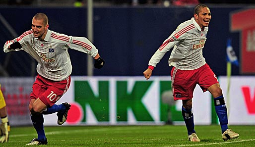 Hamburger SV - Bayern München 1:0: Jubel auf die nordische Art! Petric und Guerrero freuen sich über die Führung der Gastgeber. Die sollte reichen