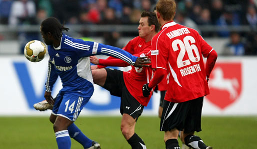 Hannover 96 - Schalke 04: Der Ex-Hannoveraner Gerald Asamoah tat sich gegen die vielbeinige 96-Abwehr schwer und ließ seine wenigen Chancen liegen