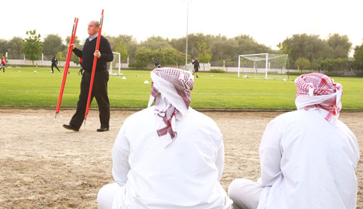 Tag zwei im Trainingslager in Dubai: Bayern-Manager Uli Hoeneß als "Hilfsarbeiter"