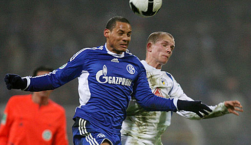Carl Zeiss Jena - Schalke 1:4: Jermaine Jones (li.) im Kopfballduell mit Rene Eckhardt