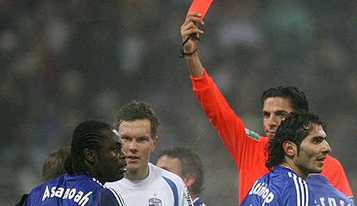 Platzverweis für Gerald Asamoah. Nach einem rüden Foul flog der Schalker eine Viertelstunde vor Spielende vom Platz
