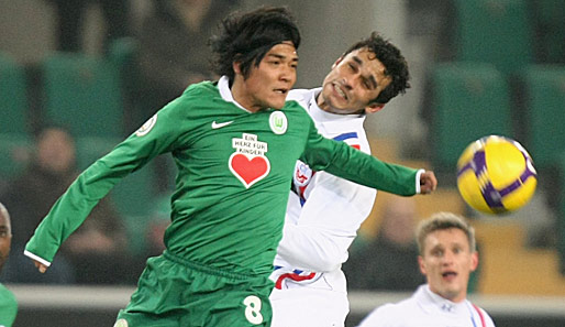 Wolfsburgs Nezugang Yoshito Okubo (li.) im Kopfballduell mit Diego Morais