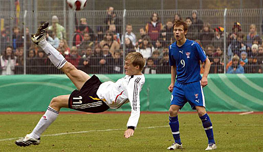 Nicht weniger erfolgreich verlief seine Karriere bislang in der U 18: Fünfmal kam Felix Kroos zum Einsatz, dreimal erzielte er einen Treffer