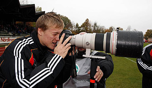 Die eigene Zukunft fest im Visier: Felix Kroos probiert sich am Rande eines U-17-Länderspiels als Hobbyfotograf