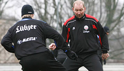 Felix Kroos im Zweikampf mit Rostock-Coach Dieter Eilts. Seit Anfang 2009 trainiert der 17-Jährige regelmäßig bei den Profis von Hansa mit