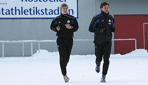 Laufeneinheit im Rostocker-Schnee: Felix Kroos dreht mit Hansas Ersatzkeeper Kenneth Kronholm seine Runden