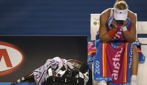 Die Lokalmatadorin Samantha Stosur blieb nach der Niederlage gegen Jelena Dementjewa traurig auf der Bank sitzen