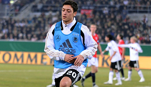 Mesut Özil bereitet sich auf sein Debüt im DFB-Dress vor