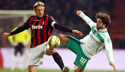 Werder Bremen - AC Mailand 1:1: Auf Diego schaut die ganze Welt - er nur auf den Ball. Hier der Brasilianer im Duell mit Milans Ambrosini