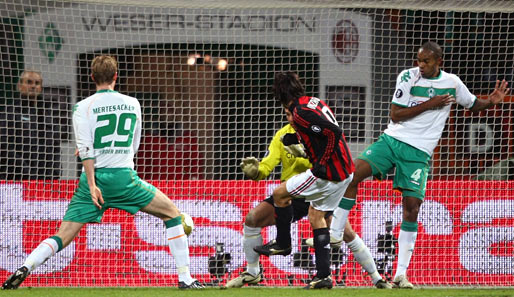Werder Bremen - AC Mailand 1:1: Den macht er natürlich - Pippo Inzaghi, der Unvermeindliche, erzielt nach einem Bremer Abwehrfehler das 1:0