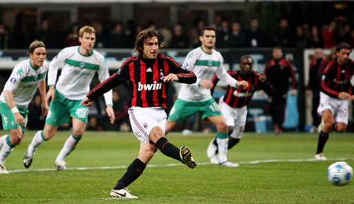 Der Anfang vom vermeintlichen Ende: Nach Frings' Handspiel verwandelte Milans Andrea Pirlo den Elfer zum 1:0
