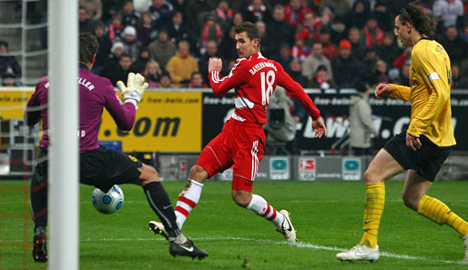 Bayern München - Borussia Dortmund 3:1: Die Entscheidung! Miroslav Klose trifft in der 87. Minute zum 2:1, Subotic hat das Nachsehen