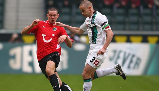 Borussia Mönchengladbach - Hannover 96 3:2: Kann man fast nur an den Trikots unterscheiden: Leon Andreasen (l.) und Filip Daems