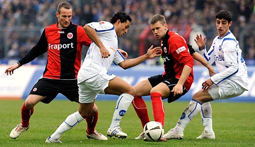 Karlsruher SC - Eintracht Frankfurt 0:1: Antonio da Silva behauptet den Ball gegen zwei Frankfurter