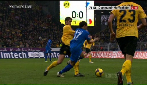Dortmunds Sebastian Kehl suchte den Zweikampf mit Hoffenheims Tobias Weis
