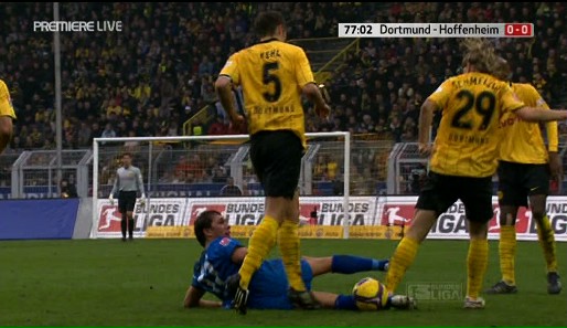 Weis war nach dem Foul so aufgebracht, weil ihn Dortmunds Marcel Schmelzer auf den Fuß trat