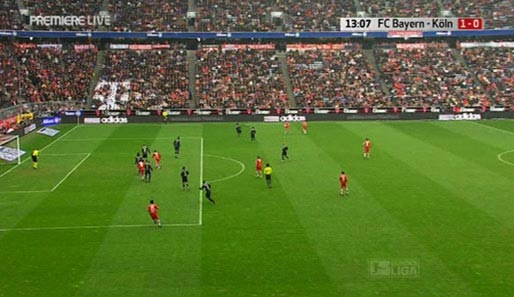Bayerns Massimo Oddo schlägt von rechts eine Flanke in den Strafraum. Bei Ballabgabe steht keiner im Abseits