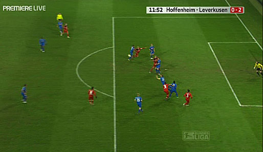 Der Ball segelt in den Strafraum, wo sechs Hoffenheimer gegen vier Leverkusener stehen