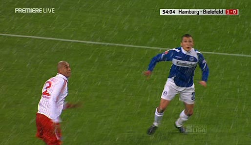 Kung-Fu-Einlage, zweiter Teil: Beim Spiel Hamburg - Bielefeld segelt der Ball in den HSV-Strafraum