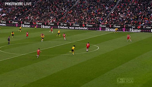 Die Partie zwischen Bayern und Dortmund läuft gerade einmal 80 Sekunden. Hajnal ist im Ballbesitz