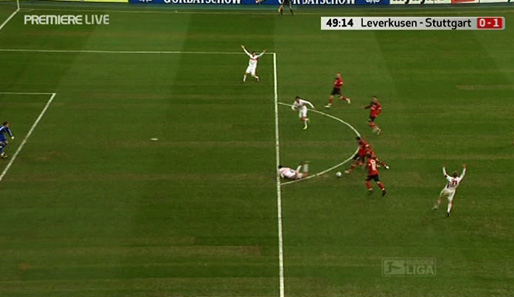 ...Gomez stürzt und die Stuttgarter beschweren sich zurecht über das Foul, welches Gelb-Rot für Vidal bedeutete