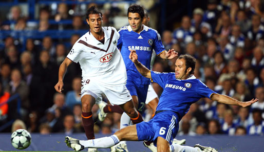 Marouane Chamakh (l.) steht im Visier von den Tottenham Hotspur
