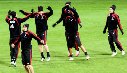 Beckham und seine Milan-Kollegen im Weserstadion. An den Platzwart: Nie mehr mähen, bitte!