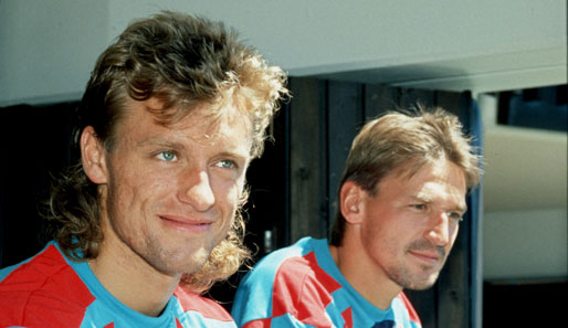 Wird dieses Prachtexemplar von Mann neuer Coach der Löwen? Thomas Doll (l.) und Frank Rohde mit dem HSV im Trainingslager (1990)