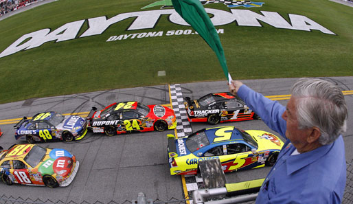 Los geht's! NASCAR-Legende Bobby Allison gibt das Rennen mit der grünen Flagge frei
