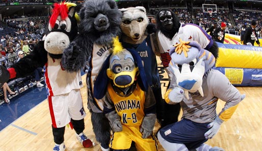 Beim Spiel gegen die Toronto Raptors wurde in Memphis der Geburtstag von Grizz (2. v.l.) gefeiert. Das Maskottchen hatte seine Freunde aus der NBA eingeladen
