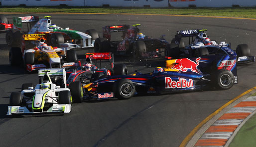 Dahinter kollidieren Mark Webber und Heikki Kovalainen. Kovalainen muss aufgeben