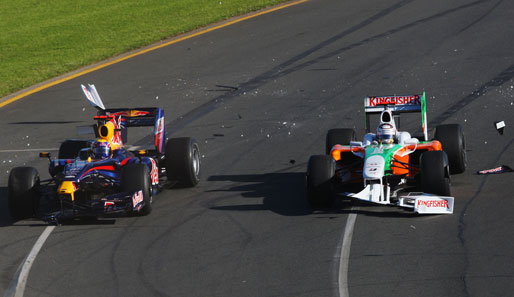 Auch Adrian Sutil (rechts) verliert seinen Frontflügel. Er kann aber (wie Webber) weiterfahren