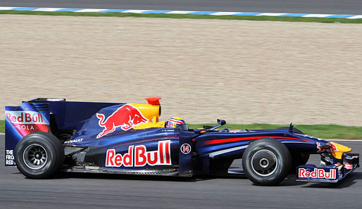 Der Ur-Red-Bull RB5 hat sich allerdings in Jerez bereits verändert. Das Team experimentierte mit einer extrem großen Haifischflosse
