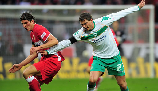 VfB-Star Mario Gomez (im Duell mit Bremens Sebastian Boenisch) steht bei 14 Saisontoren