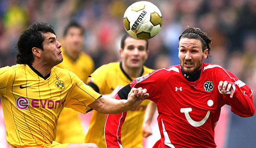 Den Ball fest im Blick: Dortmunds Nelson Valdez (l.) und Hannovers Christian Schulz