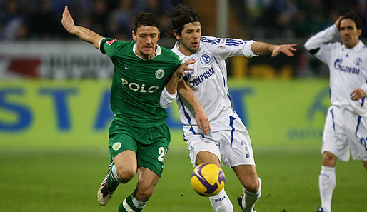 VfL Wolfsburg - FC Schalke 04 4:3: Christian Gentner (l.) und Levan Kobiashvili liefern sich einen packenden Zweikampf