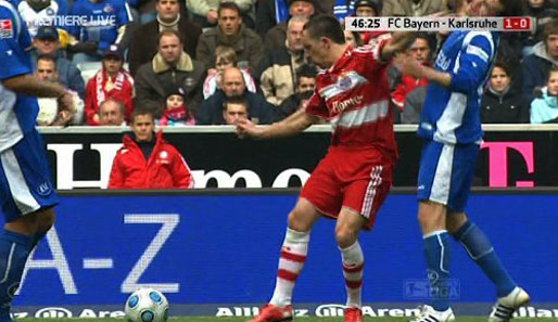 Ribery schubst Görlitz' Kopf nach hinten, guckt dabei aber weiterhin nur auf den Ball