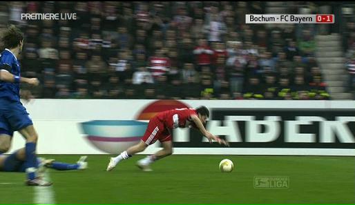 Resultat der Szene: Rot für Pfertzel, Elfer für Bayern. Aber Podolski verschießt