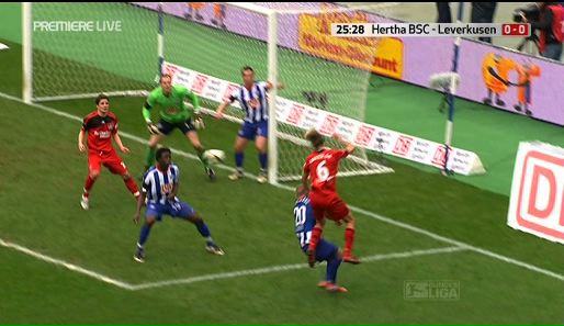 Hertha - Leverkusen, 26. Minute: Rolfes gewinnt das Duell gegen Ebert. Danach kommt Herthas Rodnei ins Spiel
