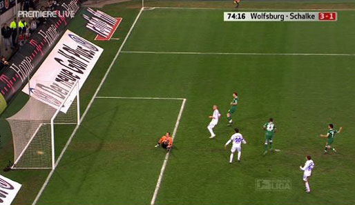 Erst der Haken um Krstajic, dann der Schuss, dann das Tor. Schober kann den Ball nicht halten - 3:1 für Wolfsburg