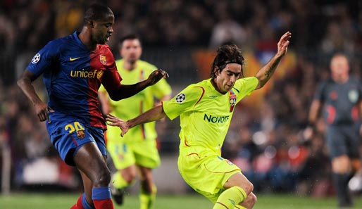 FC Barcelona - Olympique Lyon 5:2: Yaya Toure hat Lyons Cesar Delgado im Blick