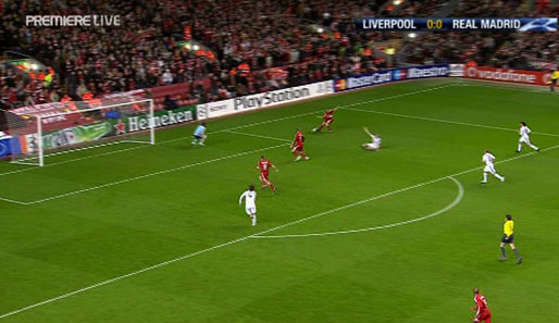 Während Pepe am Boden liegt und reklamiert, spielt Kuyt den Ball zur Mitte. Dort warten Torres und Gerrard