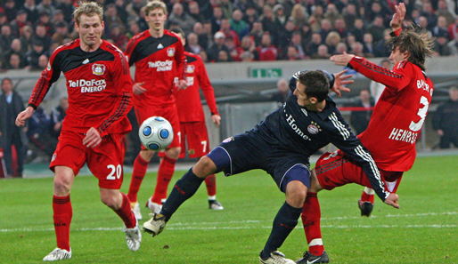 Bayer Leverkusen - Bayern München: Bayern-Stürmer Miroslav Klose brachte die Bayern wieder ran. Doch meistens hatte die Leverkusen-Deckung ihn fest im Griff