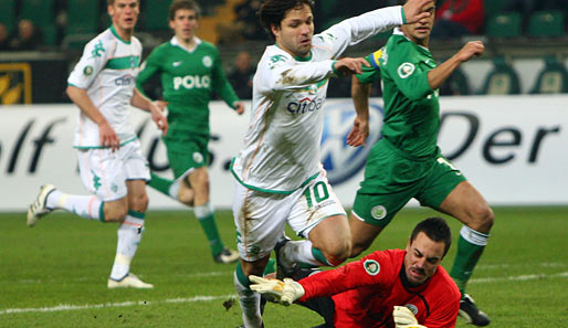 VfL Wolfsburg - Werder Bremen: Die Szene, die zum 2:3 führte. Benaglio fällt Diego, der Gefoulte verwandelt selbst