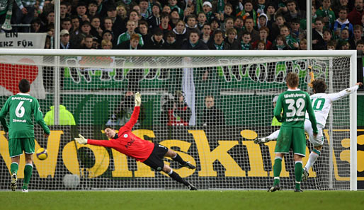 VfL Wolfsburg - Werder Bremen: Diego trifft per Elfmeter links unten zum 3:2