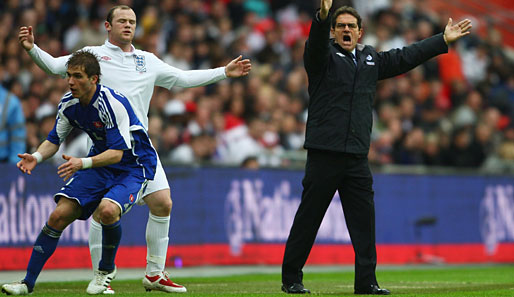 Englands Coach Fabio Capello (r.) und Wayne Rooney (l.) hatten trotz des 4:0-Sieges einiges zu meckern. Wolfsburgs Slowake Peter Pekarik (vorne) geht in Deckung